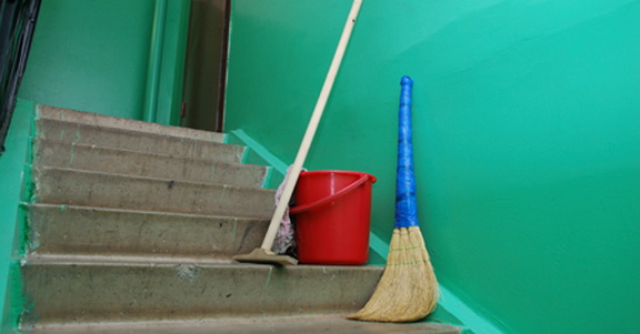 Специалисты по клинингу делают уборку в подъездах и на лестничных клетках