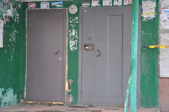 Новые входные двери установлены в подвальное помещение МКД