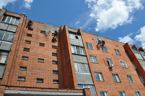 Выполнен ремонт фасада многоэтажного дома