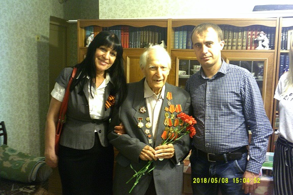 Управляющие компании поздравили ветеранов с праздником Победы