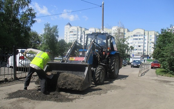 Управляющая компания ликвидировала ямы на придомовой территории МКД