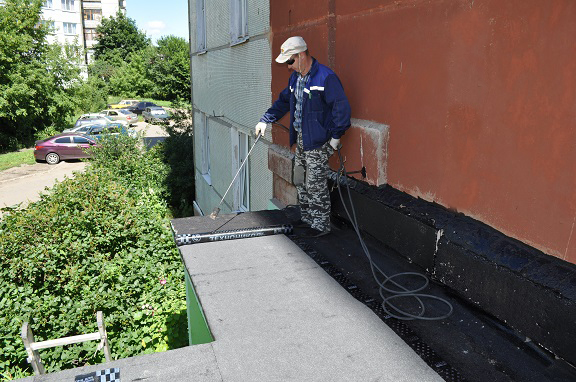 Проводится ремонт козырьков входных групп