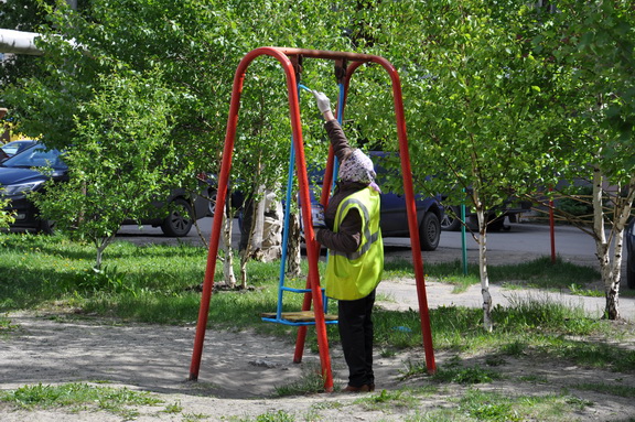 На придомовых территориях ведутся покрасочные работы