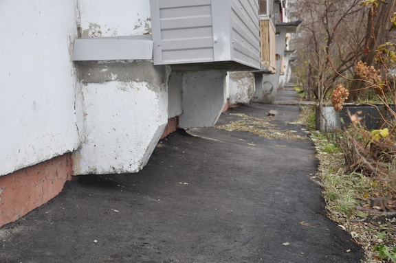 В доме 10 на Карпинского отремонтирована отмостка