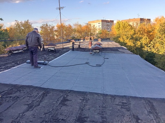 Выполнен текущий ремонт кровли на Карпинского, 19