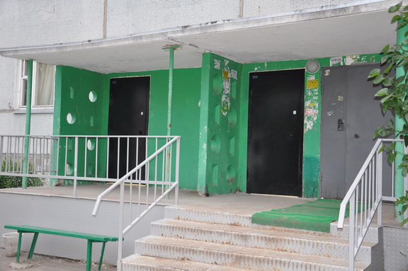 Новые двери в местах общего пользования установлены на Герцена, 9