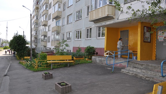 В многоквартирном доме по проспекту Строителей отремонтировали входные группы