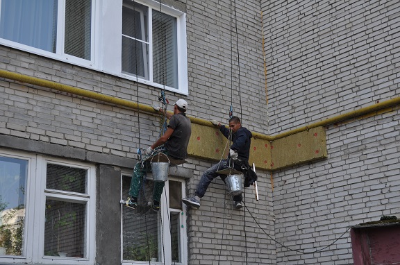 В доме на Глазунова утепляют фасад