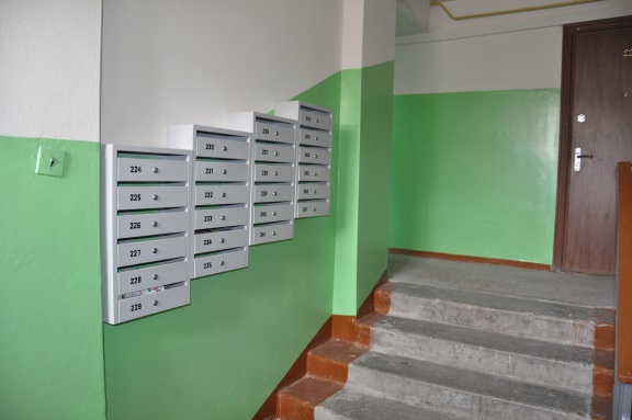 Идут ремонтные работы в подъездах дома № 21 на проспекте Строителей