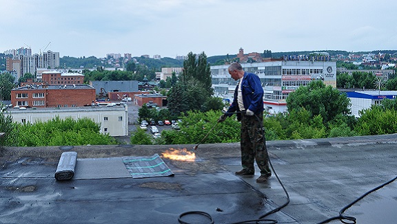 Управляющая компания проводит текущий ремонт кровли