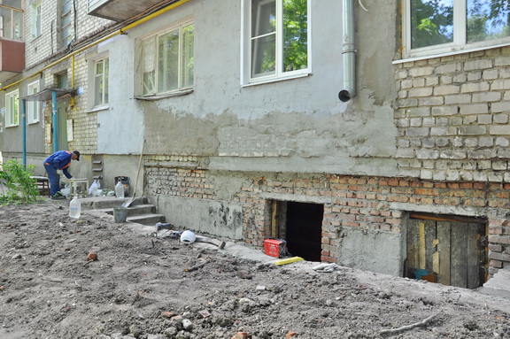 Выполняется капитальный ремонт входа в подвальное помещение