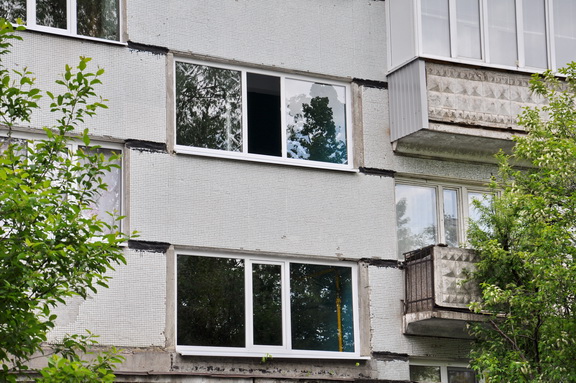 Подходят к завершению работы по замене окон в подъездах