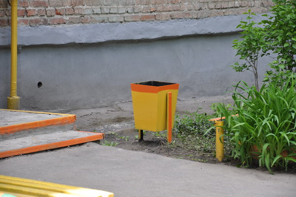 Продолжаются работы по установке новых урн и лавочек