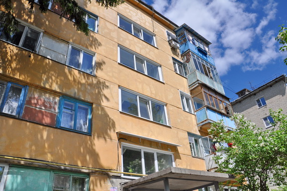 В подъездах установлены пластиковые окна