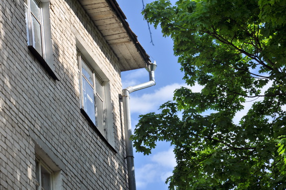 Ведутся работы по ремонту водостоков