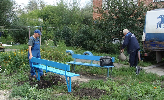 Управляющая компания организует установку лавочек