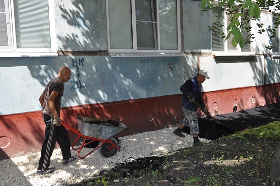 Проведен ремонт отмостки многоквартирного дома