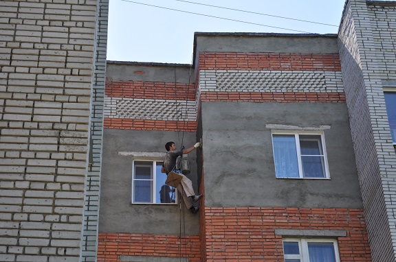 Управляющая компания организовала ремонт фасада