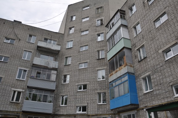 В доме 15 на улице Дзержинского в подъездах установили пластокна