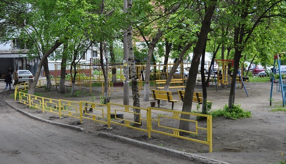 На придомовой территории установили новый турникет