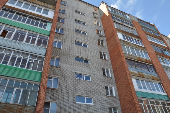 В подъездах дома 7 "А" на улице Луначарского установили новые окна