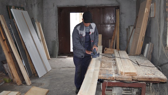 Организованы работы по изготовлению песочниц и лавочек