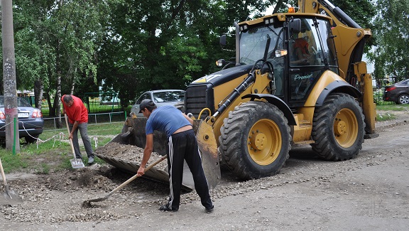 Проводится мелко-ямочный ремонт дороги во дворе многоквартирного дома