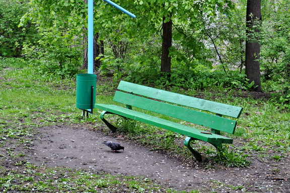 Управляющие компании устанавливают новые лавочки и урны