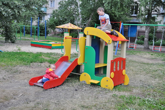 Во дворе дома 52 на Пролетарской завершили установку детской площадки