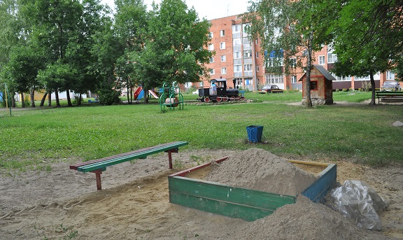В песочницы снова завезли песок