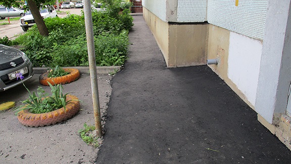 Произведен ремонт отмостки дома №13 по улице Онежской