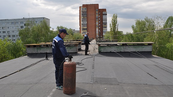 Управляющие компании организовали ремонт кровли