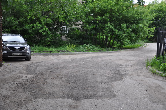 Ямы на внутридворовых дорогах засыпали щебнем