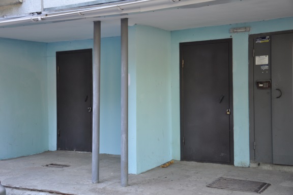 Тамбурные двери установлены в доме 42 на улице Рахманинова