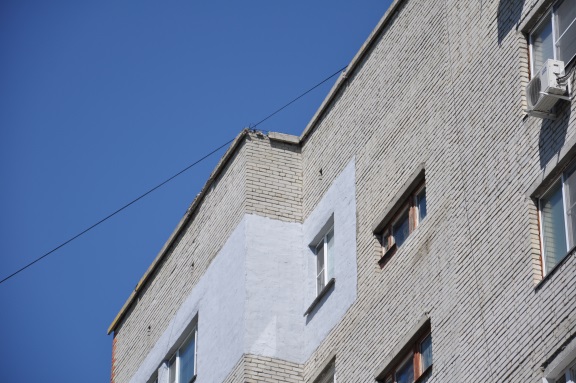 На кровле Глазунова, 1 ведутся ремонтные работы парапета