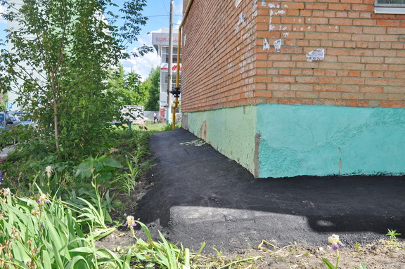 Выполнен ремонт отмостки в доме № 18 на улице Кижеватова