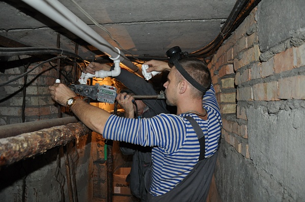 ООО «Железнодорожная» организовала замену труб в подвале многоквартирного дома