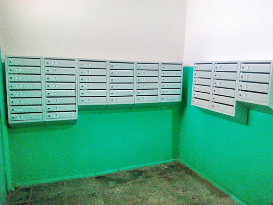 В подъездах устанавливают новые почтовые ящики