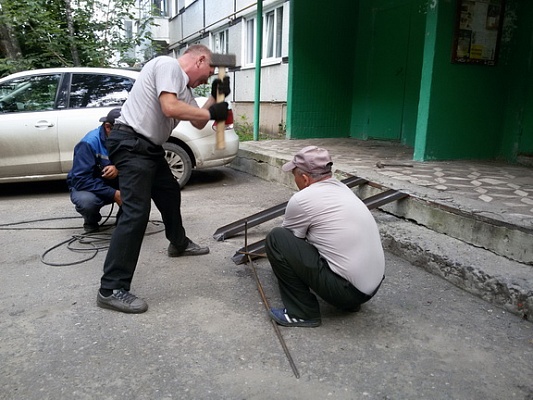 Изготовлен и установлен лестничный пандус