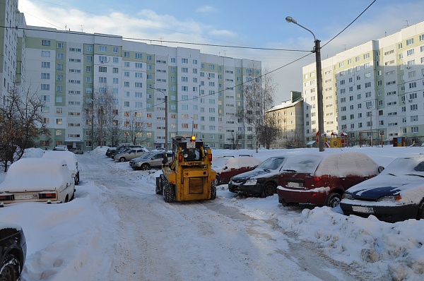 Припаркованные машины мешают уборке территории от снега
