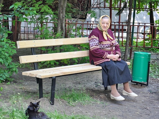 Отремонтирована подпорная стена и установлены лавочки и урны