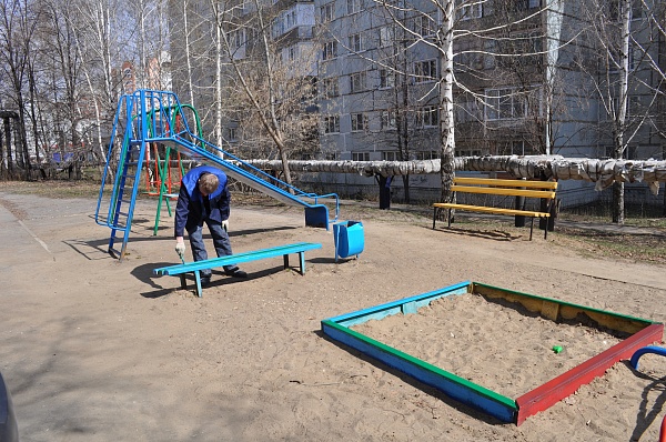 Управляющая компания ОАО «Жилье-19» по ОЖФ  организовала покраску лавочек