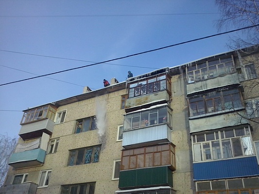 Опасность нависания сосулек и ледяных глыб над горожанами исключена