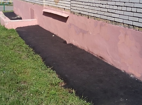 Произведен ремонт отмостки многоквартирного дома